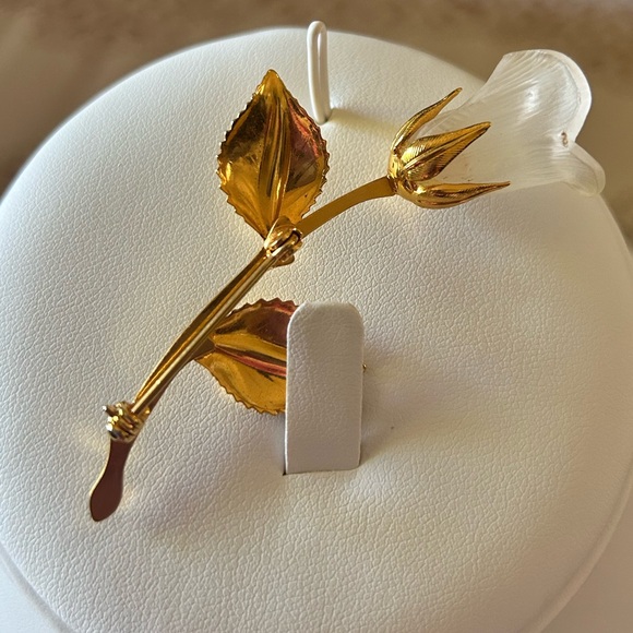 Vintage Rose Brooch Pin Single long stem Gold Tone Plastic Rose - Picture 2 of 2